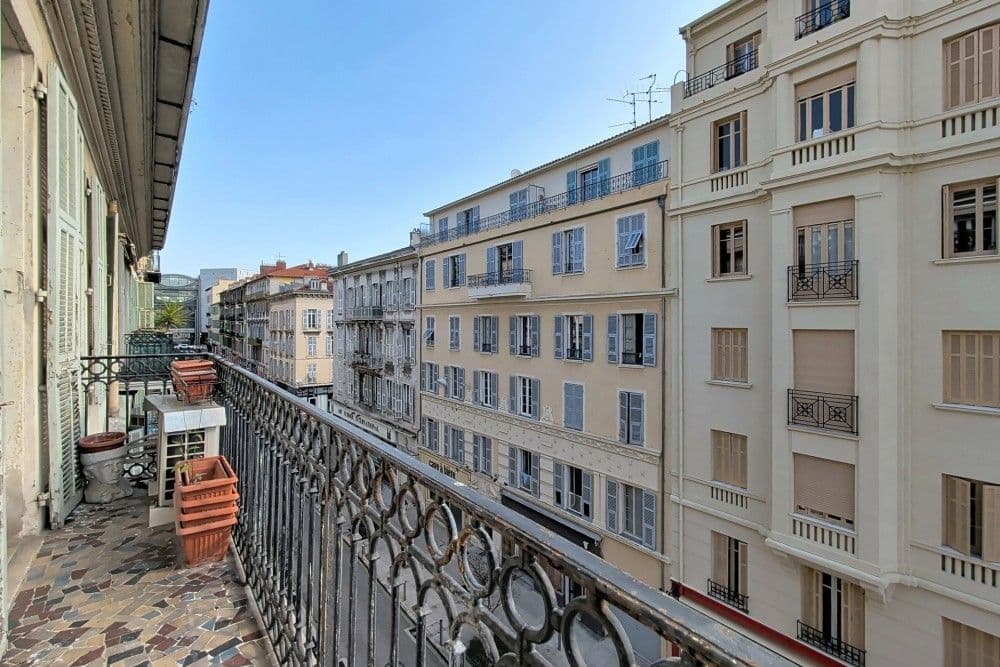 Long balcony with wrought-iron railing overlooking the street, 3-bedroom apartment in central Nice