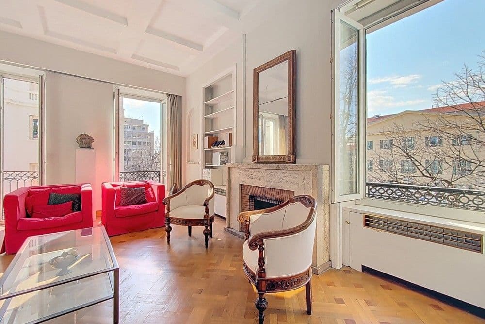 Living room with fireplace and a view over the trees, 3-bedroom apartment in central Nice