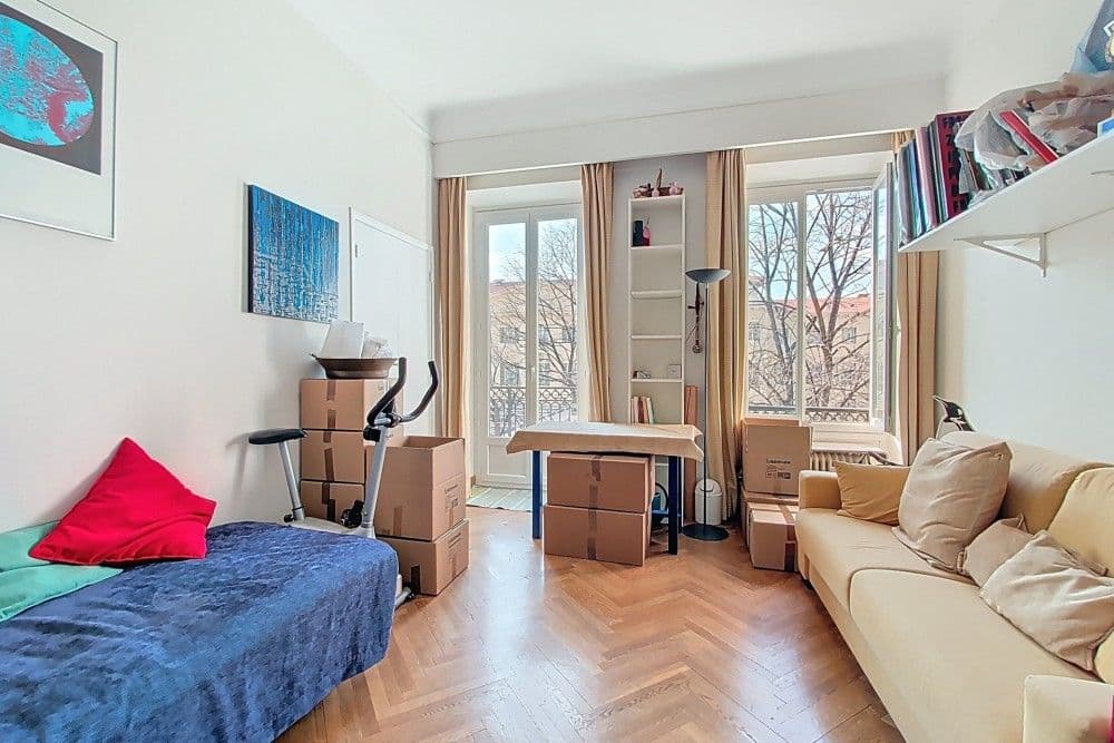 Bedroom with parquet floor and tall windows, 3-bedroom apartment in central Nice