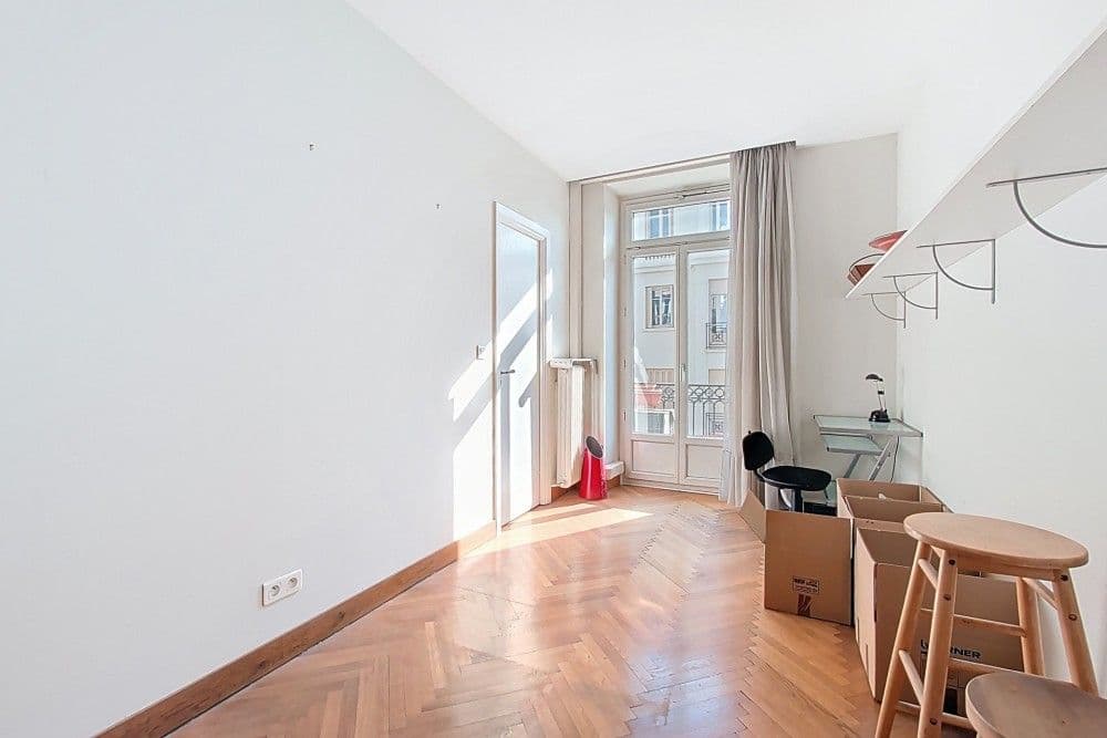 Room with herringbone parquet and French window, 3-bedroom apartment in central Nice