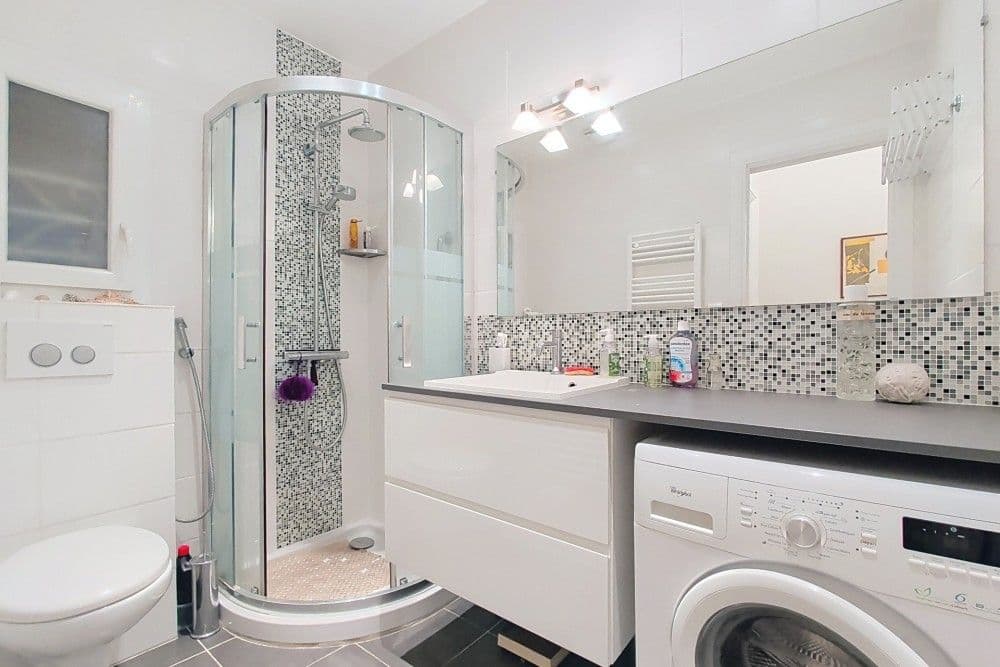 Shower room with mosaic tiles and laundry space, 3-bedroom apartment in central Nice