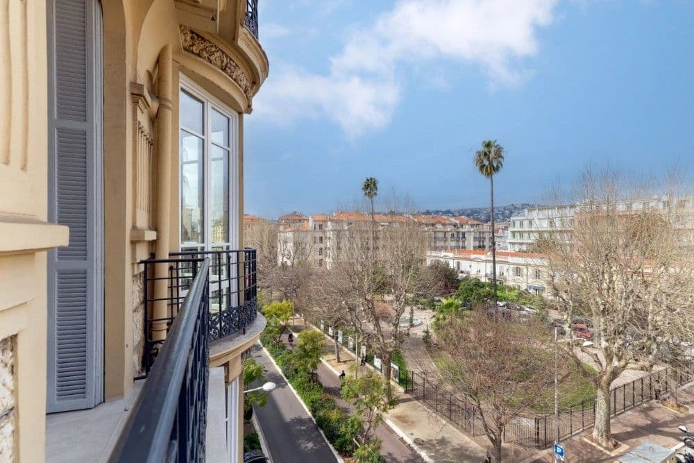 Balcony with a view over a garden square with palm trees, 3-bedroom apartment in the Carré d’Or, Nice