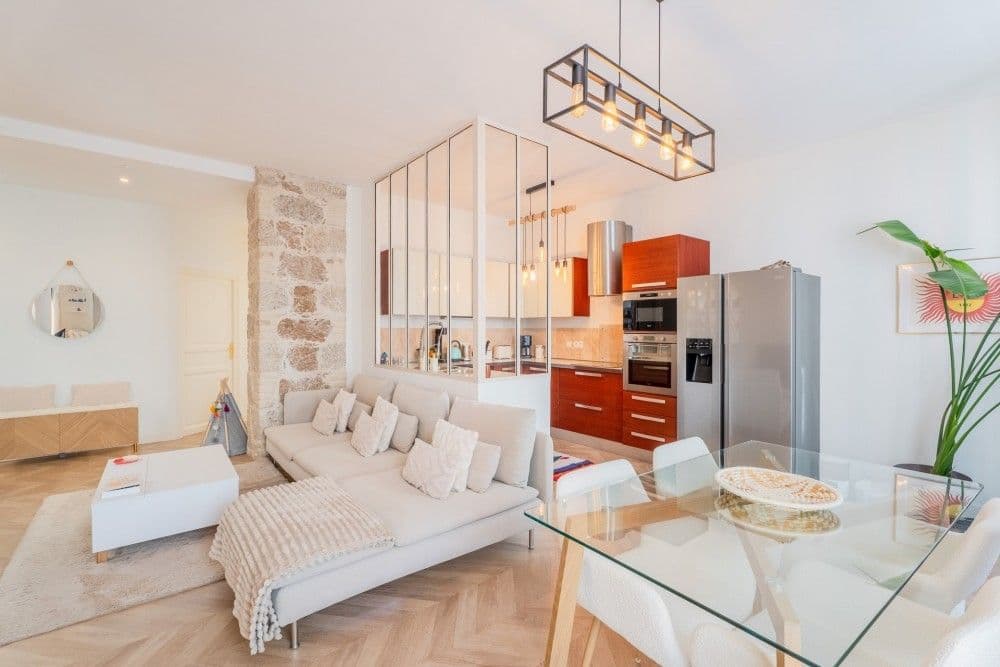 Living room with glass dining table and open kitchen, 3-bedroom apartment in the Port, Nice