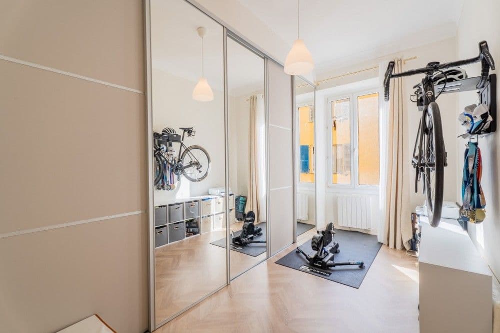 Room with mirrored wardrobe and French window, 3-bedroom apartment in the Port, Nice