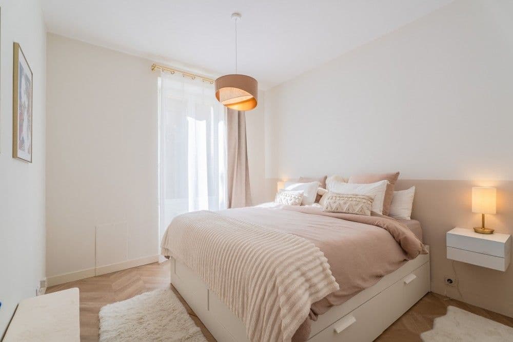 Bedroom with double bed and French window, 3-bedroom apartment in the Port, Nice