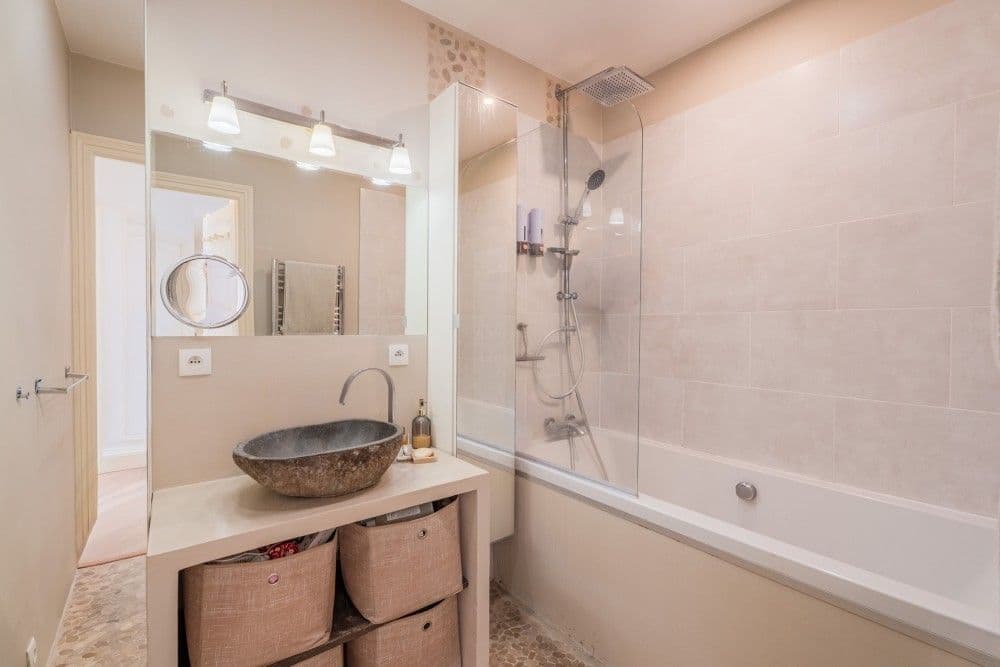 Bathroom with vessel basin and bathtub with shower, 3-bedroom apartment in the Port, Nice