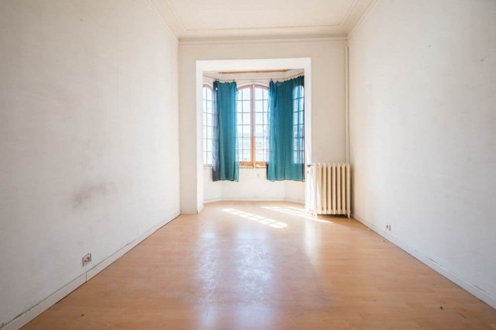 Room with bay window and wooden floor, to renovate, 4-bedroom apartment in central Nice