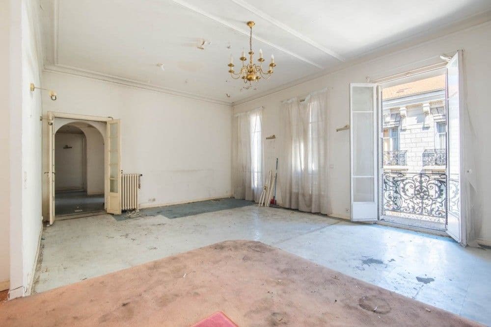 Reception room with chandelier and French windows, to renovate, 4-bedroom apartment in central Nice