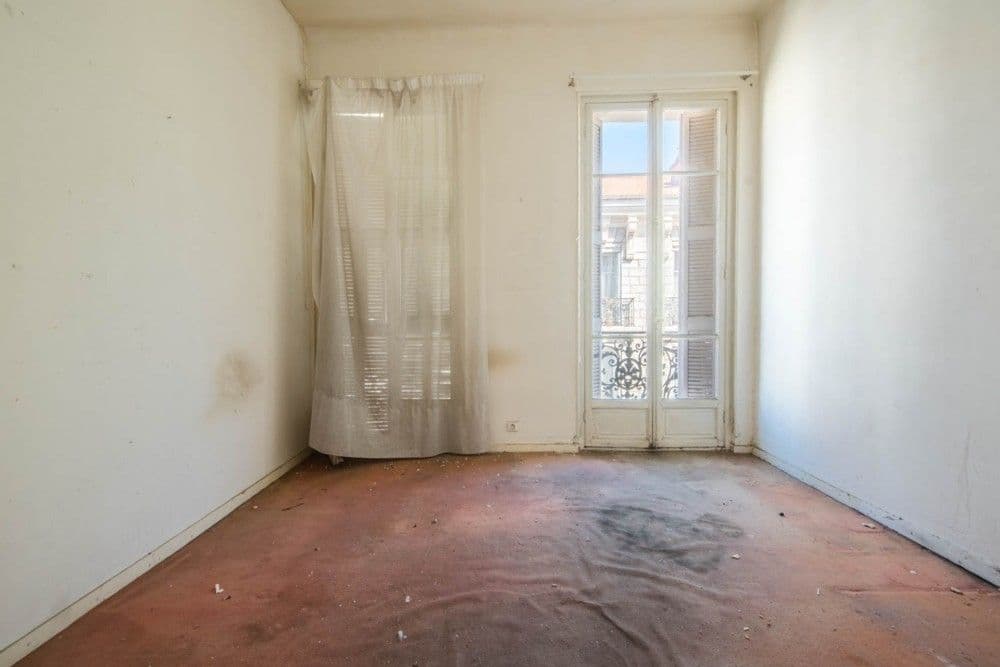 Room with French window, to renovate, 4-bedroom apartment in central Nice