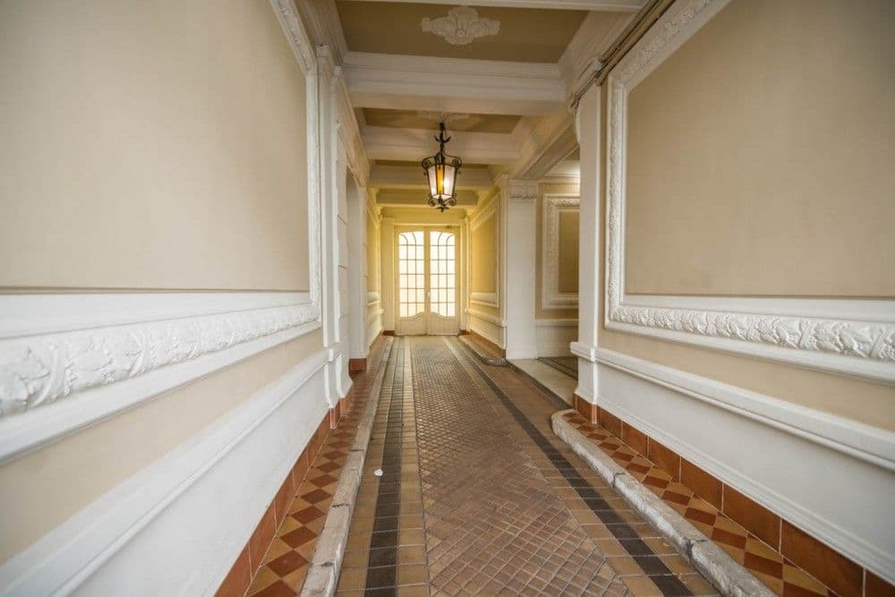 Building corridor with moulded walls and tiled floor, 4-bedroom apartment in central Nice