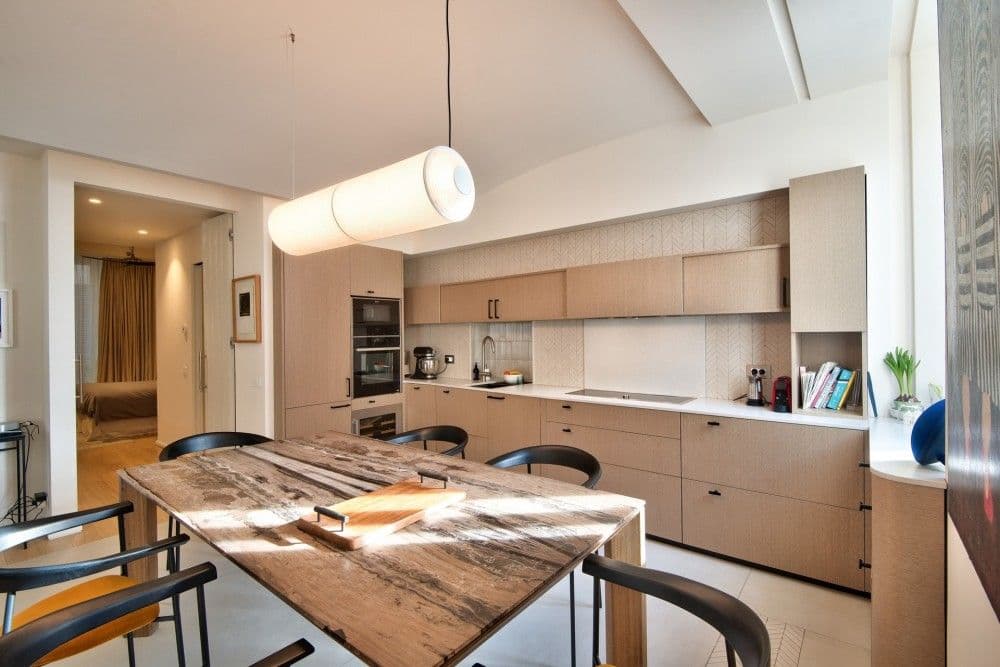 Kitchen with oak units and reclaimed-wood dining table, 2-bedroom apartment in the Port, Nice