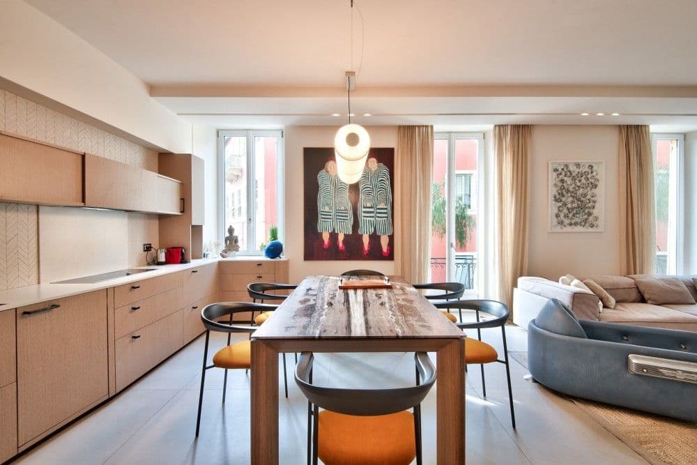 Dining table between the kitchen and the living room, 2-bedroom apartment in the Port, Nice