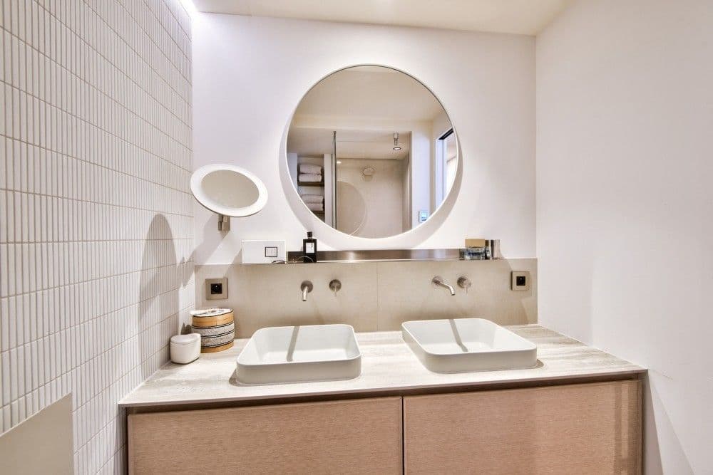 Bathroom with double basin and round mirror, 2-bedroom apartment in the Port, Nice