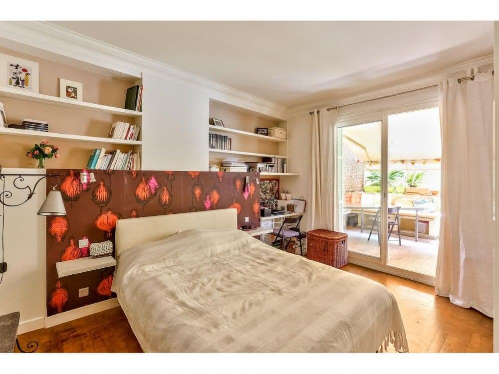 Bedroom with built-in shelves and sliding doors to the terrace, 2-bedroom apartment in the Port, Nice