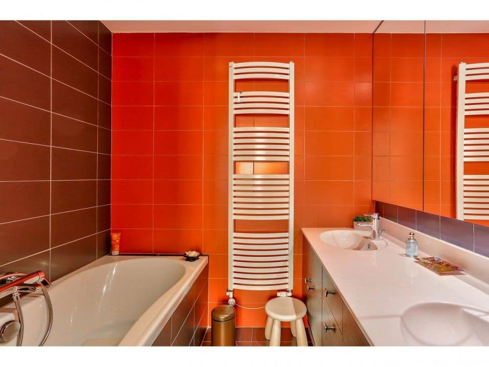 Bathroom with orange tiles, bathtub and double washbasin, 2-bedroom apartment in the Port, Nice