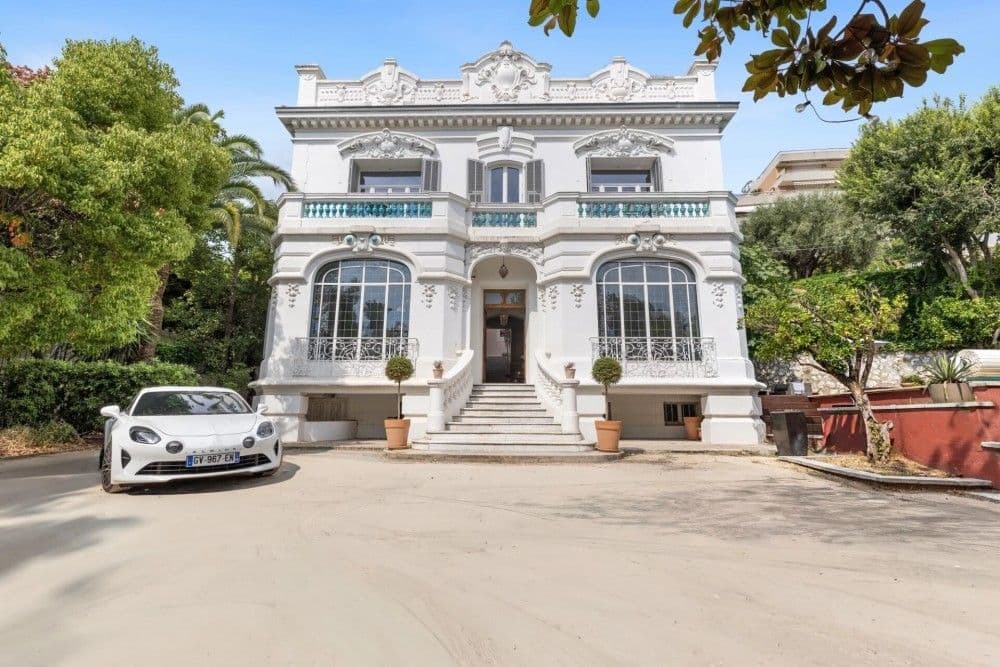 Belle Époque villa façade with arched windows and a grand staircase, 4-bedroom villa in Mont Boron, Nice