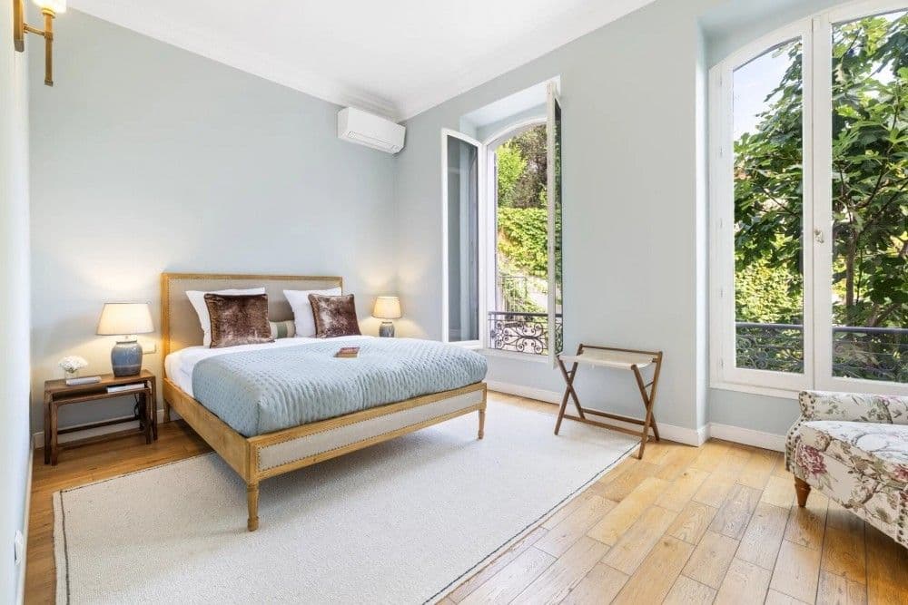 Bedroom with wooden floor and French windows onto the garden, 4-bedroom villa in Mont Boron, Nice