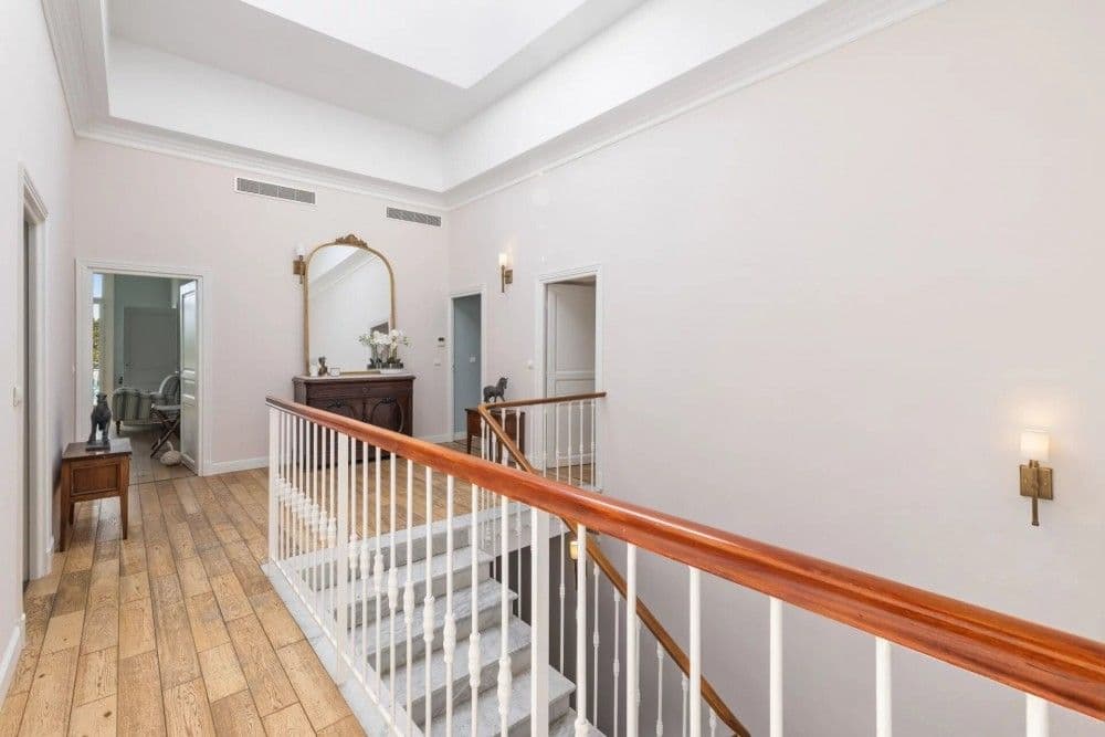 Upstairs landing with staircase and wooden floor, 4-bedroom villa in Mont Boron, Nice