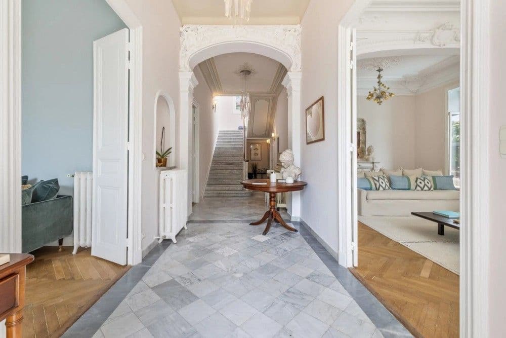 Entrance hall with marble floor and a view of the staircase, 4-bedroom villa in Mont Boron, Nice