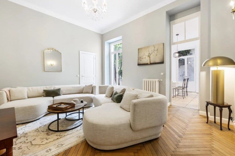 Living room with curved sofa and herringbone parquet, 4-bedroom villa in Mont Boron, Nice