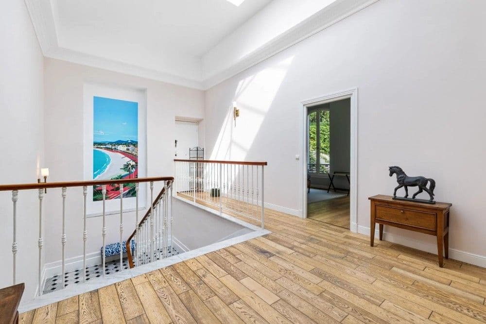 Landing with balustrade and wooden floor, 4-bedroom villa in Mont Boron, Nice
