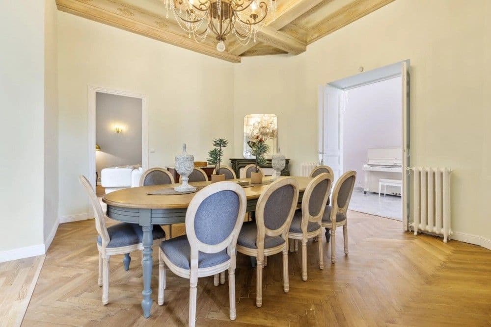 Dining room with chandelier, coffered ceiling and table for twelve, 4-bedroom villa in Mont Boron, Nice