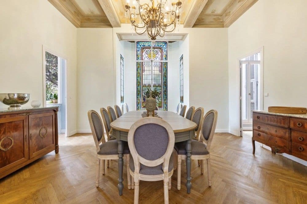 Dining room with stained-glass window and chandelier, 4-bedroom villa in Mont Boron, Nice