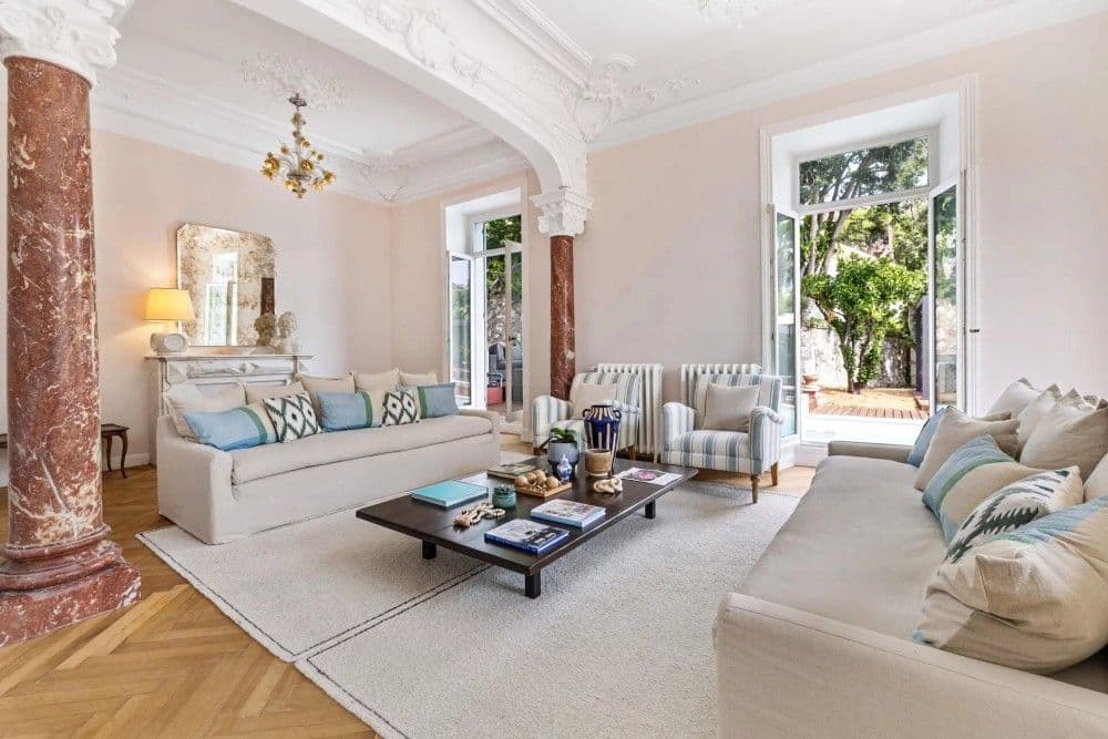 Salon with marble columns, ornate plasterwork and two sofas, 4-bedroom villa in Mont Boron, Nice