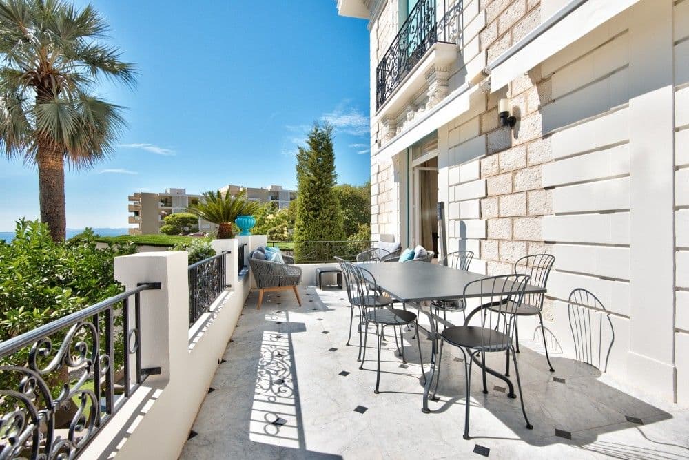 Terrace with dining table and wrought-iron balustrade, 4-bedroom villa in Mont Boron, Nice
