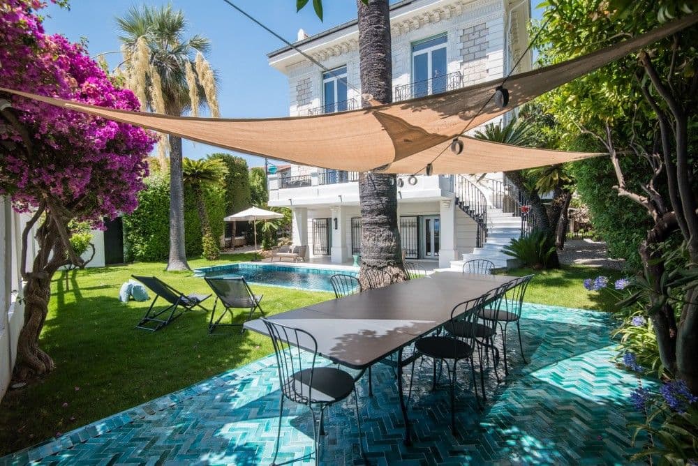 Garden dining area under a sail shade beside the pool, 4-bedroom villa in Mont Boron, Nice
