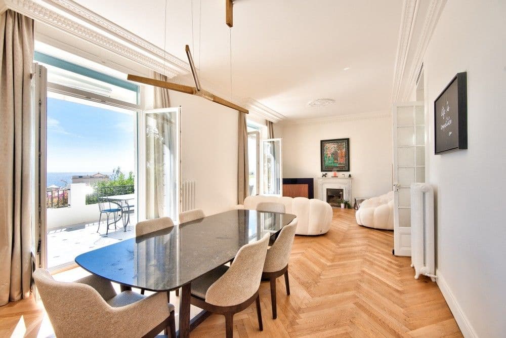 Dining room with herringbone parquet and doors to the terrace, 4-bedroom villa in Mont Boron, Nice