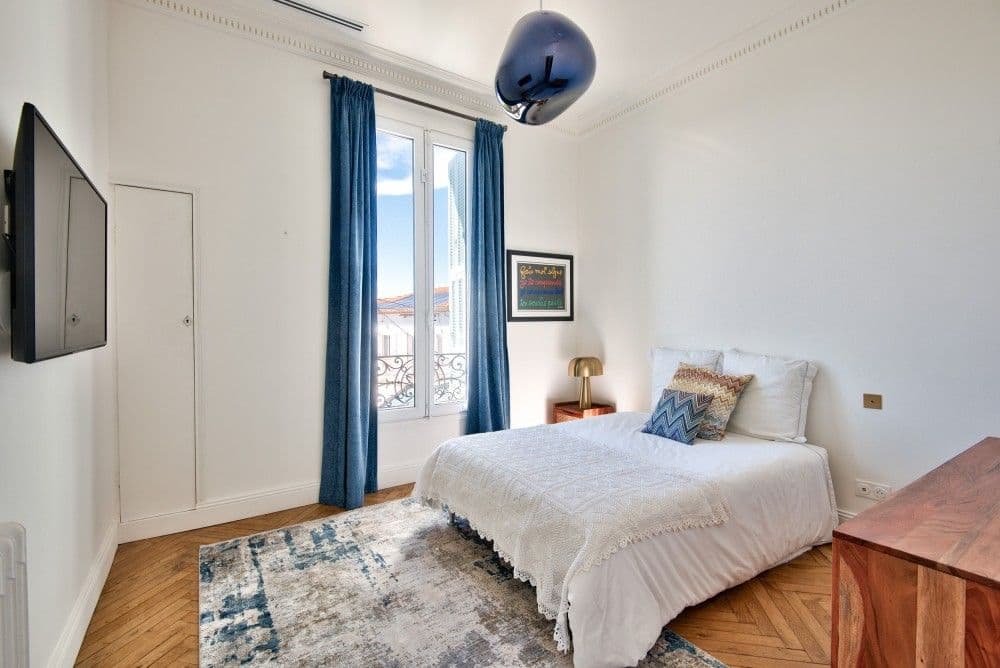 Bedroom with French window and herringbone parquet, 4-bedroom villa in Mont Boron, Nice