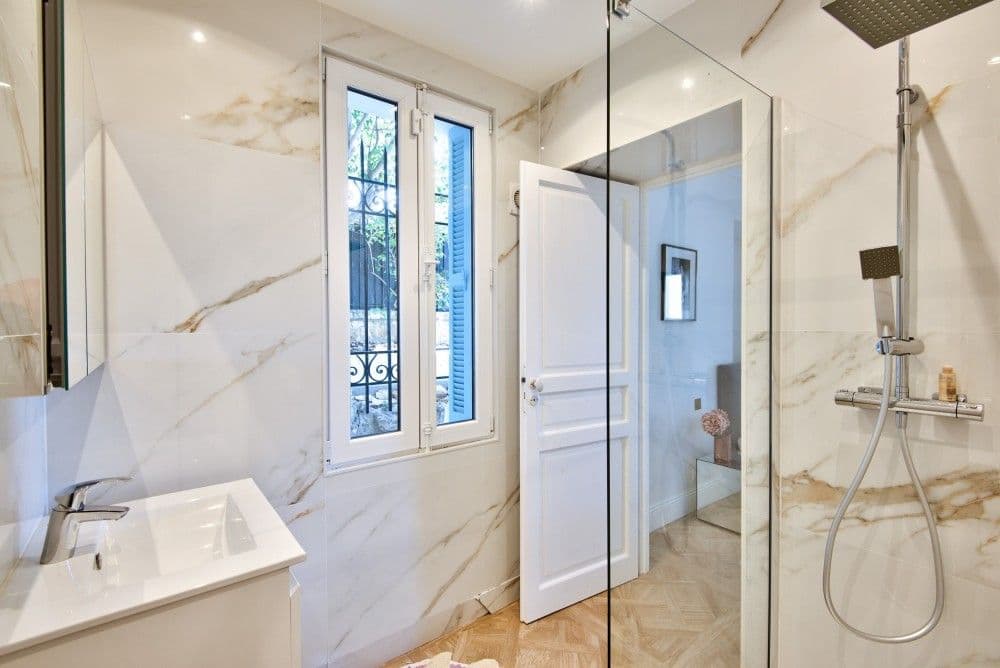 Shower room with marble walls and walk-in shower, 4-bedroom villa in Mont Boron, Nice
