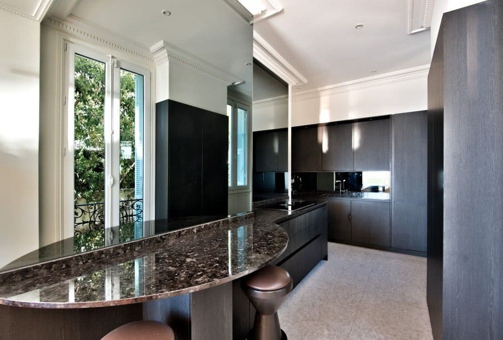 Kitchen with dark units and granite breakfast bar, 4-bedroom villa in Mont Boron, Nice