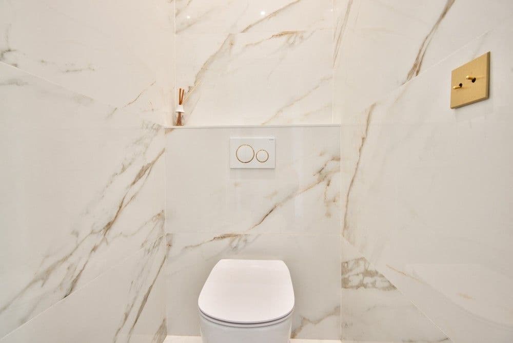 Toilet with marble walls, 4-bedroom villa in Mont Boron, Nice