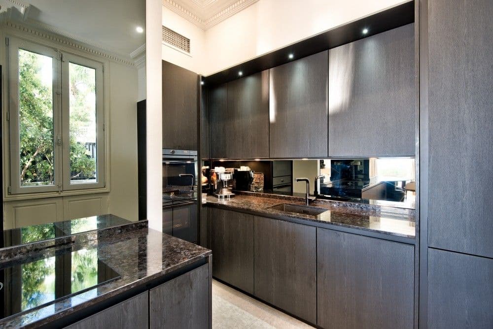 Kitchen with dark units and granite island, 4-bedroom villa in Mont Boron, Nice