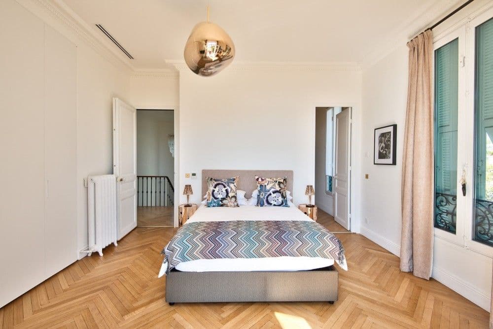 Bedroom with herringbone parquet and French windows, 4-bedroom villa in Mont Boron, Nice