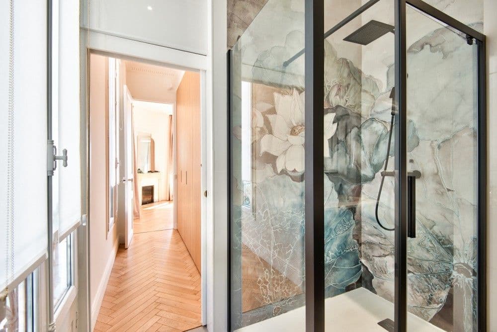 Hallway and shower room with floral glass, 4-bedroom villa in Mont Boron, Nice
