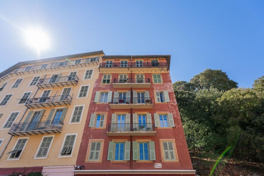Ochre and red Belle Époque façades below Castle Hill, 2-bedroom apartment in the Port, Nice