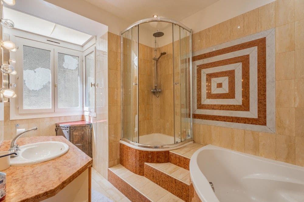 Bathroom with corner bathtub and round shower, 2-bedroom apartment in the Port, Nice