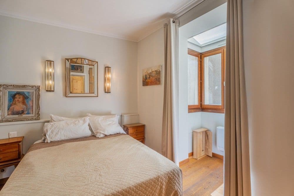 Bedroom with double bed and gilt mirrors, 2-bedroom apartment in the Port, Nice