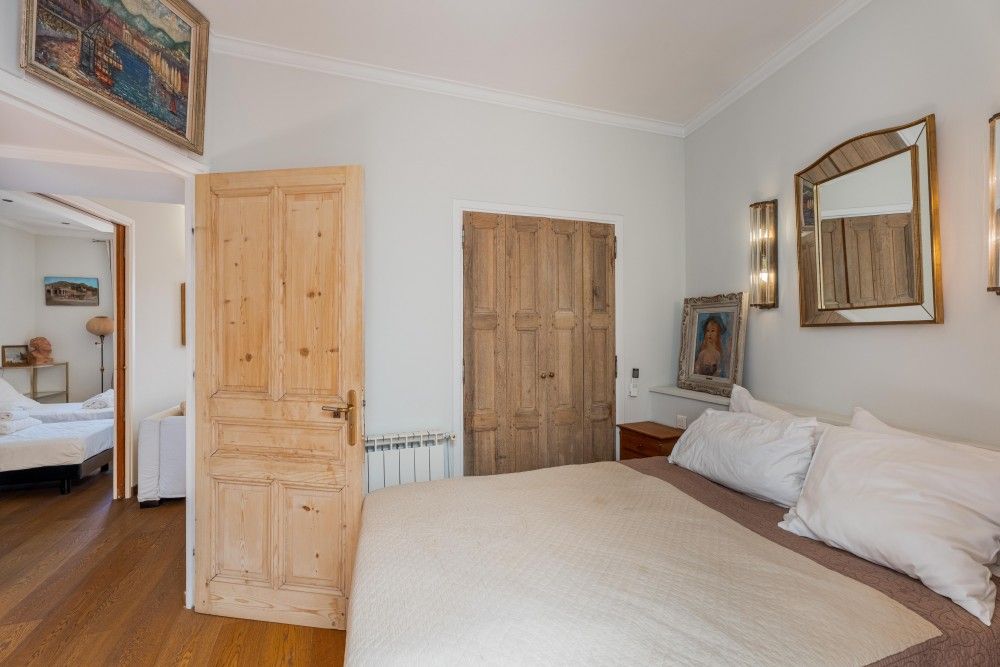 Bedroom with wooden doors and gilt mirror, 2-bedroom apartment in the Port, Nice