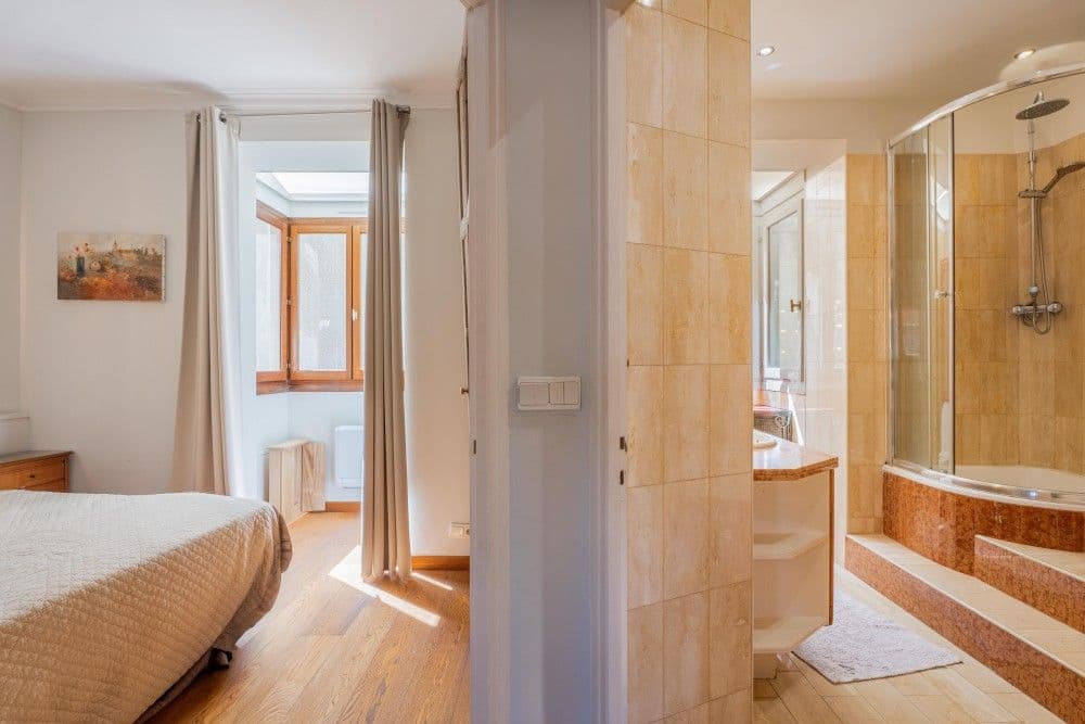 Bedroom with en-suite bathroom, 2-bedroom apartment in the Port, Nice