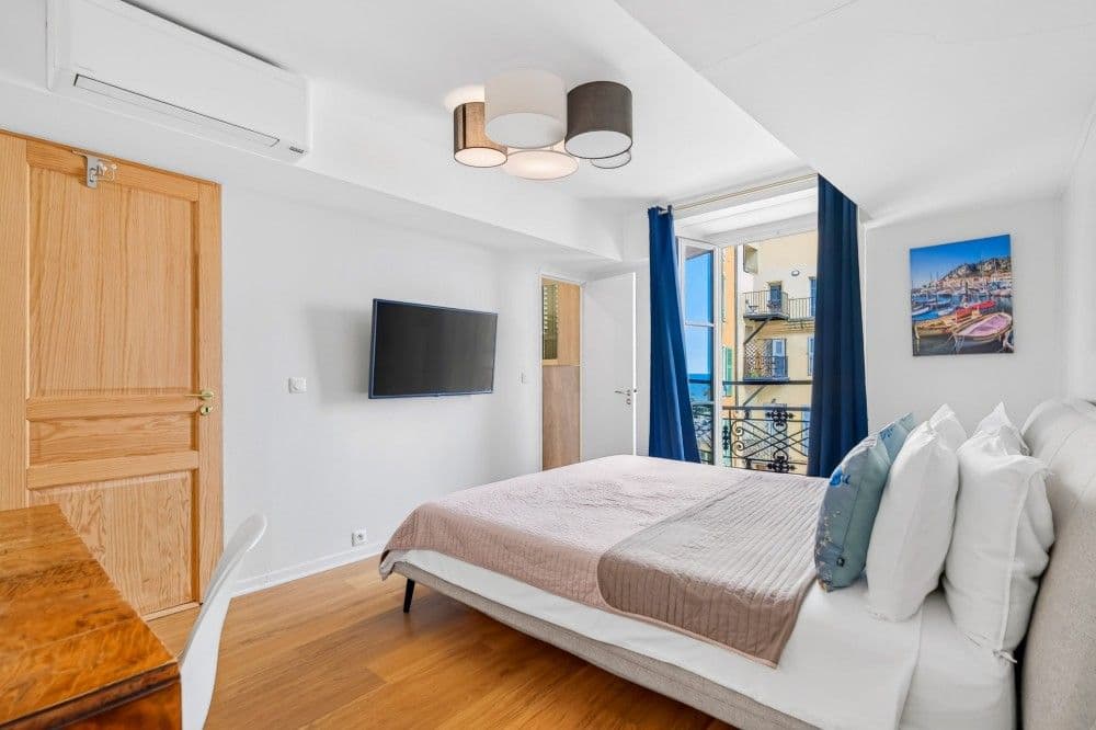 Bedroom with oak door and sea glimpse, 2-bedroom apartment in the Old Town, Nice