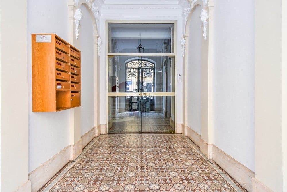 Belle Époque entrance hall with patterned tiled floor and letterboxes, 2-bedroom apartment in the Carré d’Or, Nice