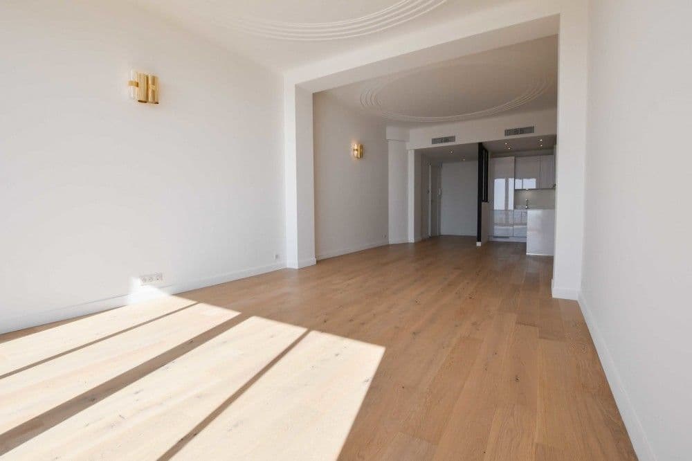 Open living space with oak floor and a view through to the kitchen, 3-bedroom apartment in the Promenade des Anglais, Nice