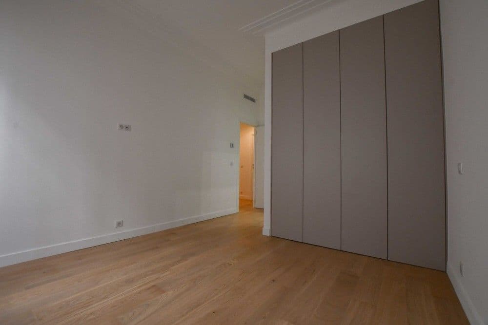 Bedroom with oak floor and fitted wardrobes, 3-bedroom apartment in the Promenade des Anglais, Nice