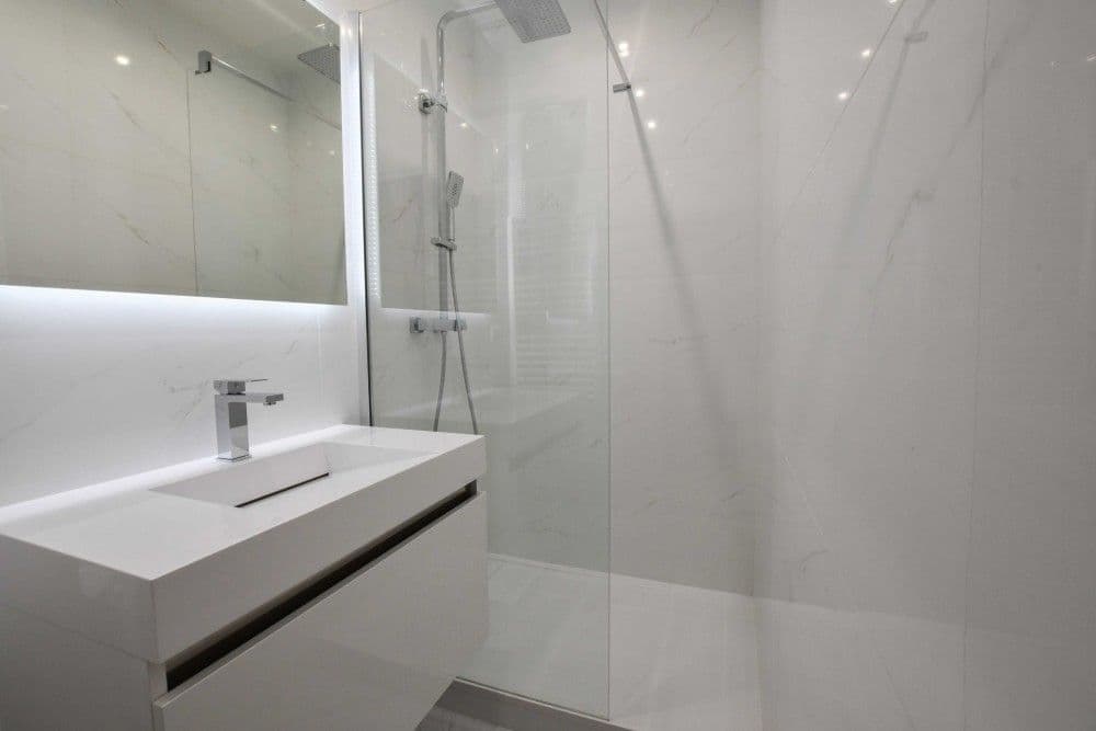 Shower room with walk-in shower, marble-effect tiles and illuminated mirror, 3-bedroom apartment in the Promenade des Anglais, Nice