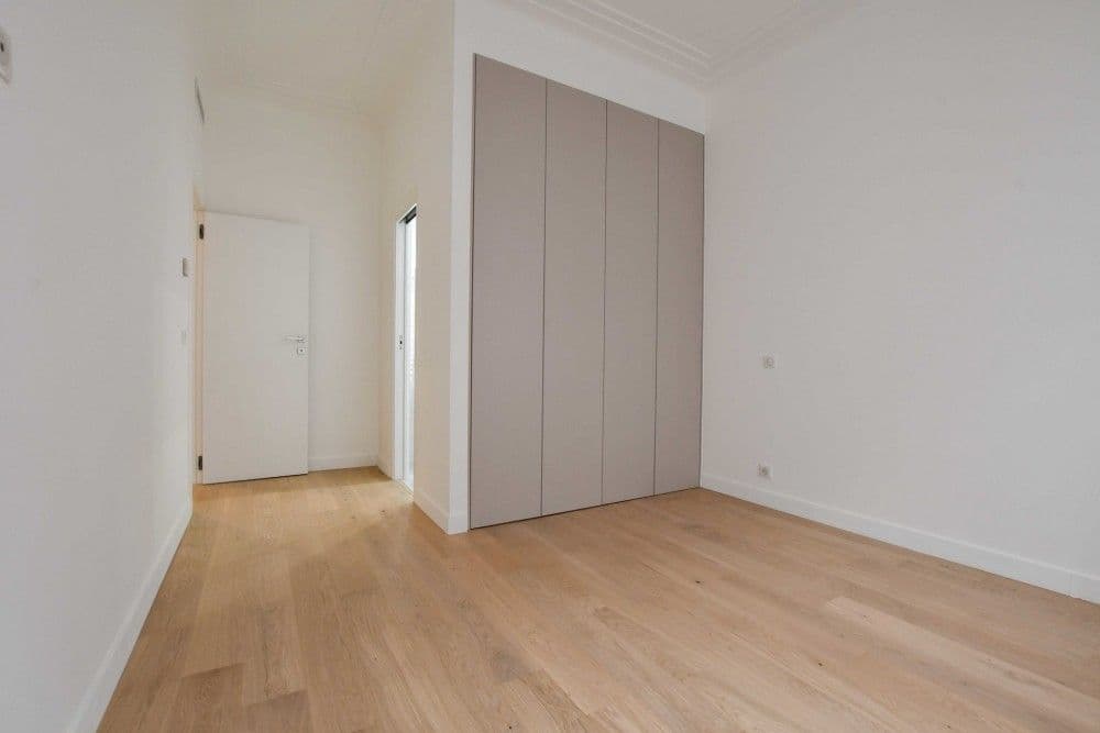 Bedroom with fitted wardrobe and oak floor, 3-bedroom apartment in the Promenade des Anglais, Nice