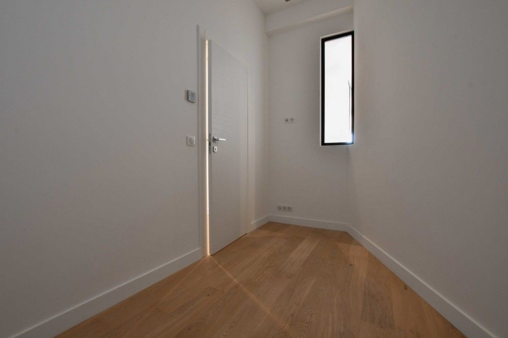 Hallway with oak floor and a narrow window, 3-bedroom apartment in the Promenade des Anglais, Nice
